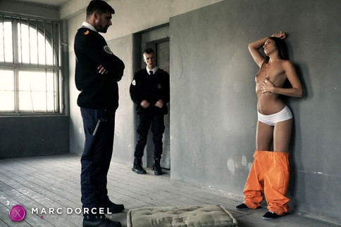 Cléa Gaultier est prête à baiser deux gardiens dans La Prisonnière le nouveau film de Marc Dorcel en VOD sur Dorcel Vision