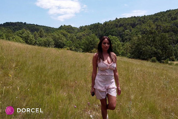 Contact : Anissa Kate untreu