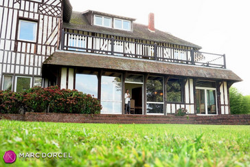 Cléa, die unterwürfige