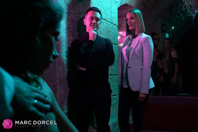 Cléa, die unterwürfige