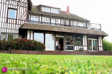 Cléa, die unterwürfige